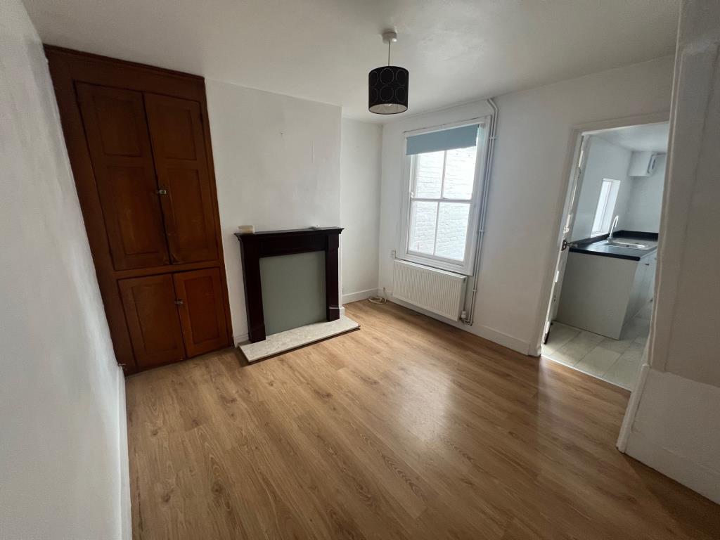 Lot: 143 - THREE-BEDROOM HOUSE IN TOWN CENTRE LOCATION - dining room with fireplace